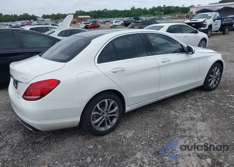 2015 Mercedes-Benz C 300 4Matic z USA, uszkodzony, nr VIN 55SWF4KB1FU081467